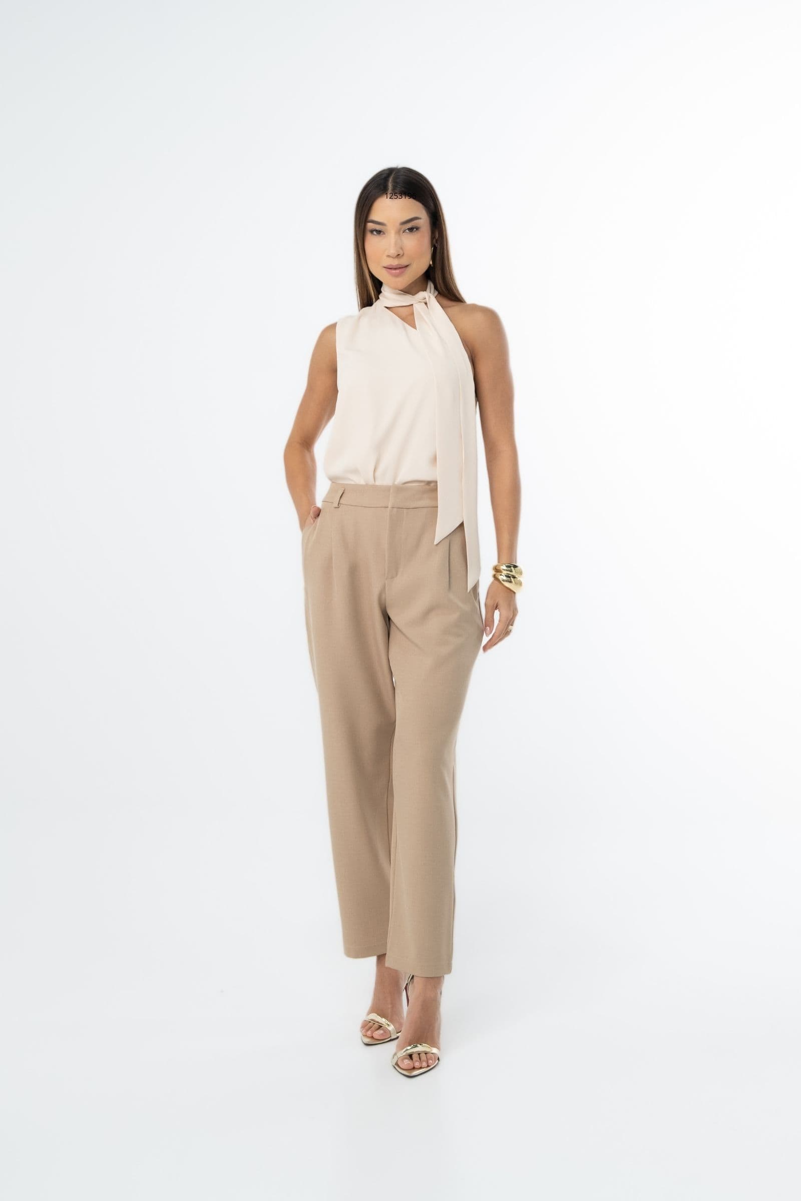 Calça cenoura em alfaiataria com bolsos lateral