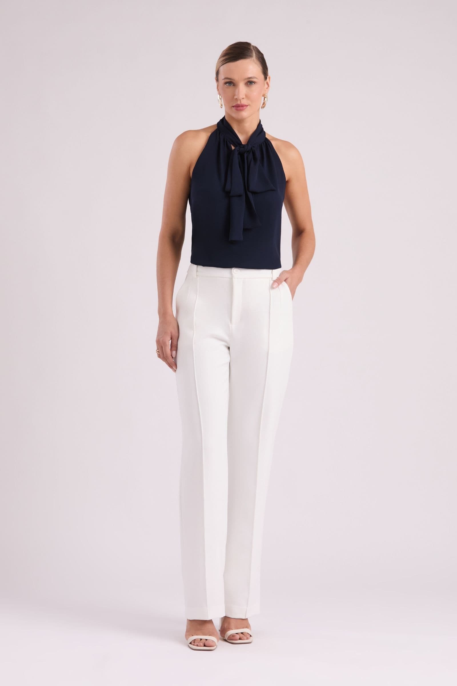 Blusa halter neck em crepe com laço frontal
