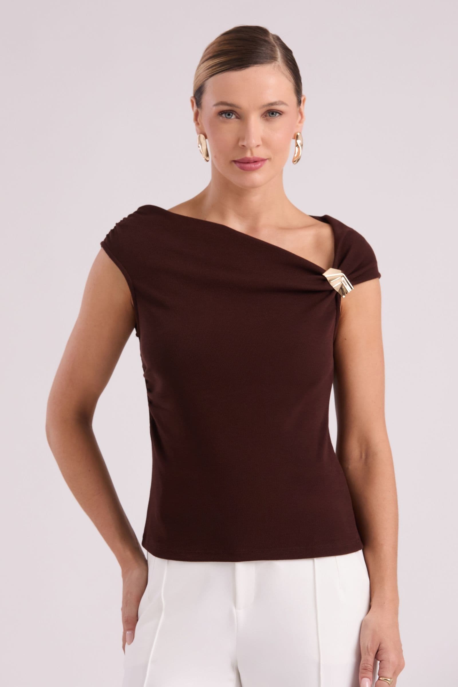 Blusa assimétrica com aviamento na alça