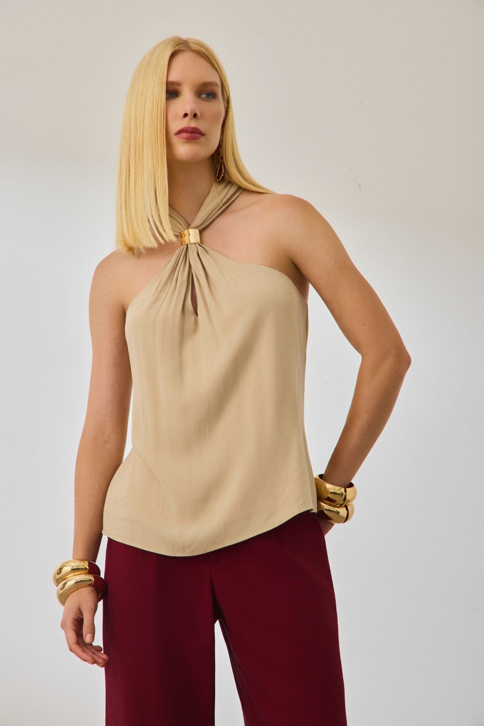 Blusa em crepe com detalhe de fivela