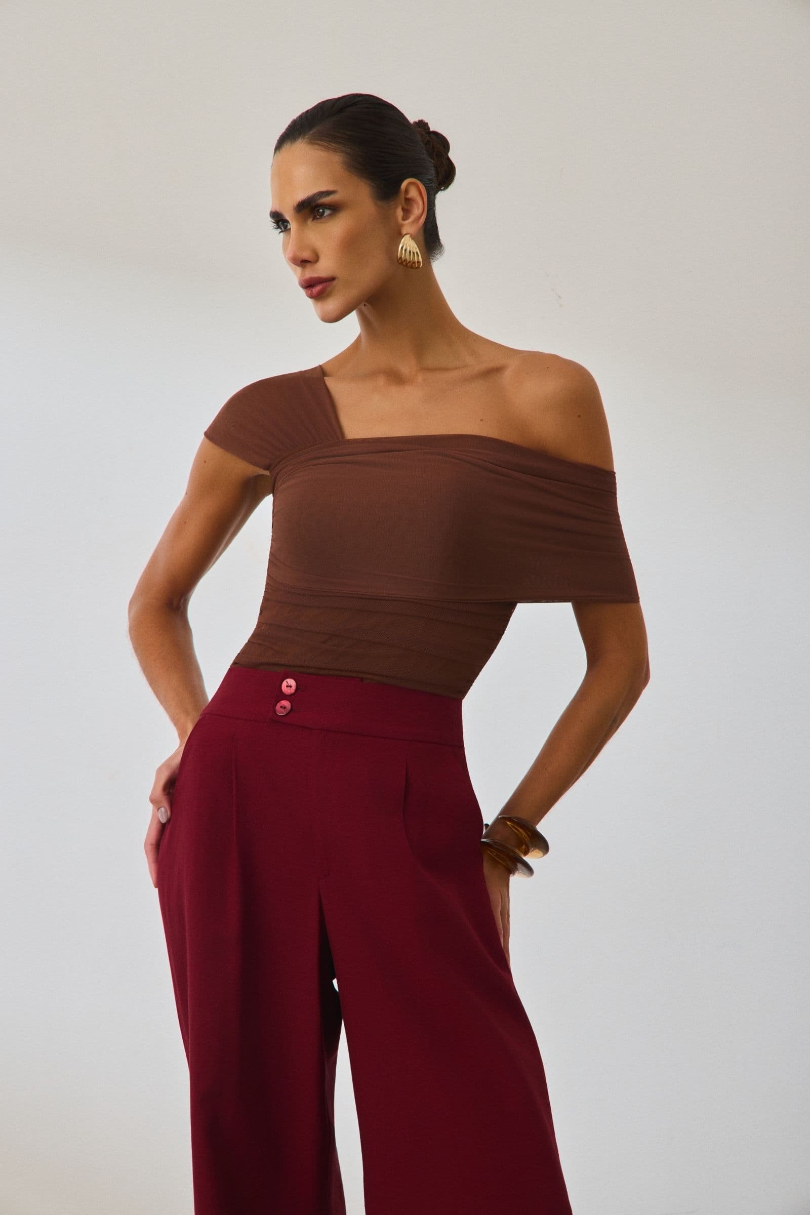 Blusa com torções em tule