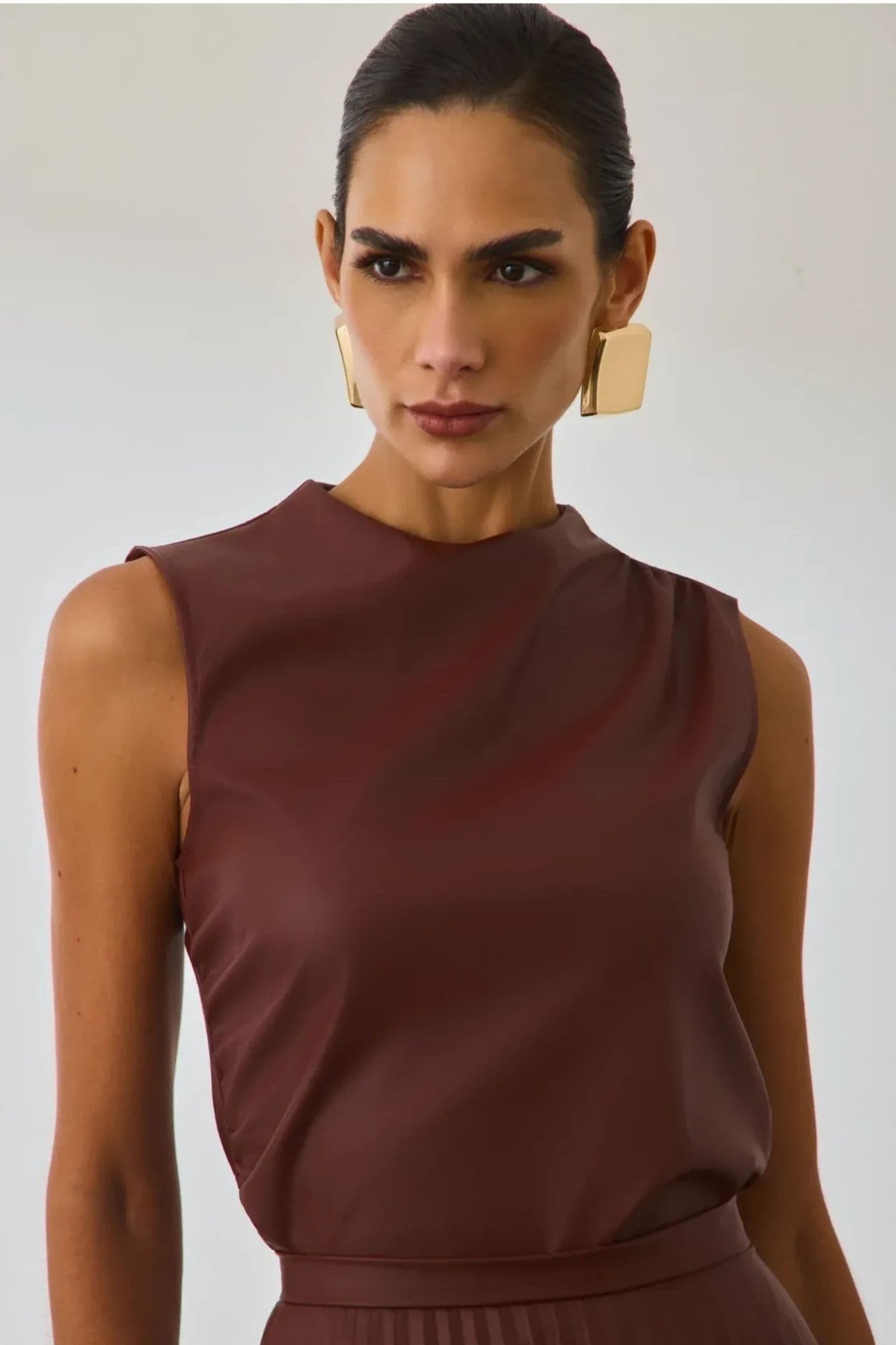 Blusa drapeada em couro