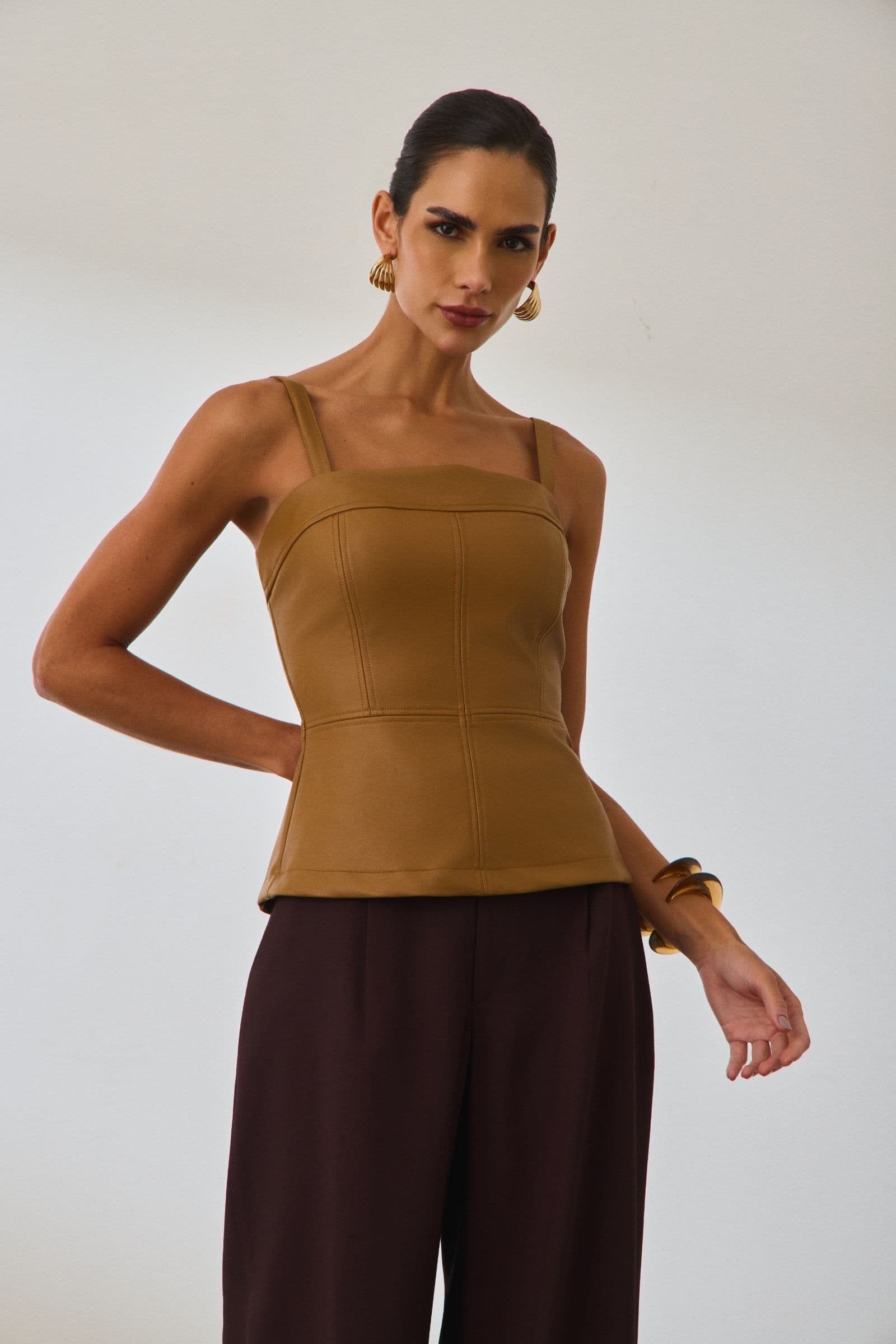 Blusa de alça em couro pespontado