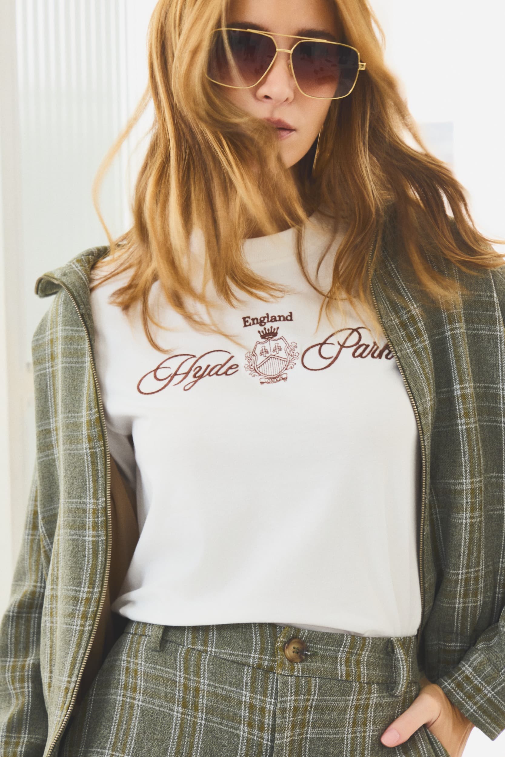 CAMISETA COM ESTAMPA BORDADA