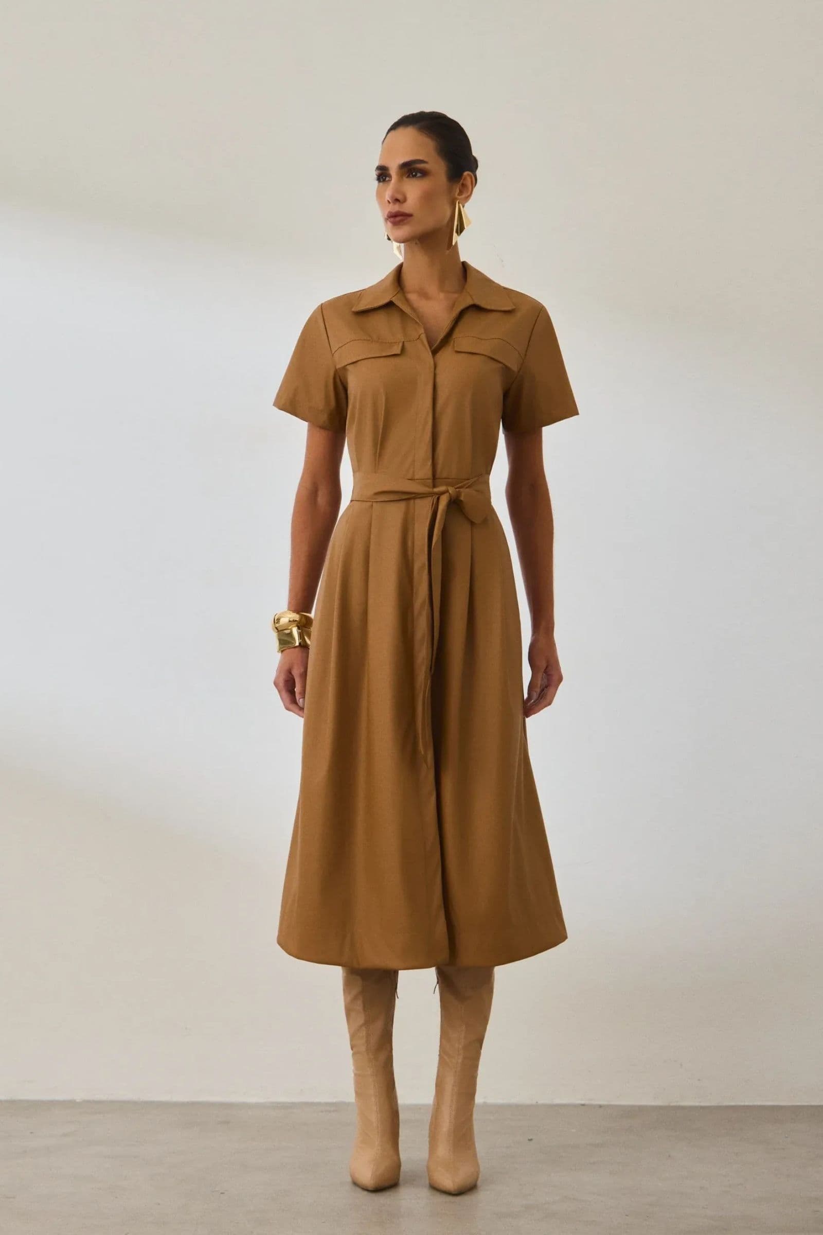 Vestido chemise midi em couro com cinto