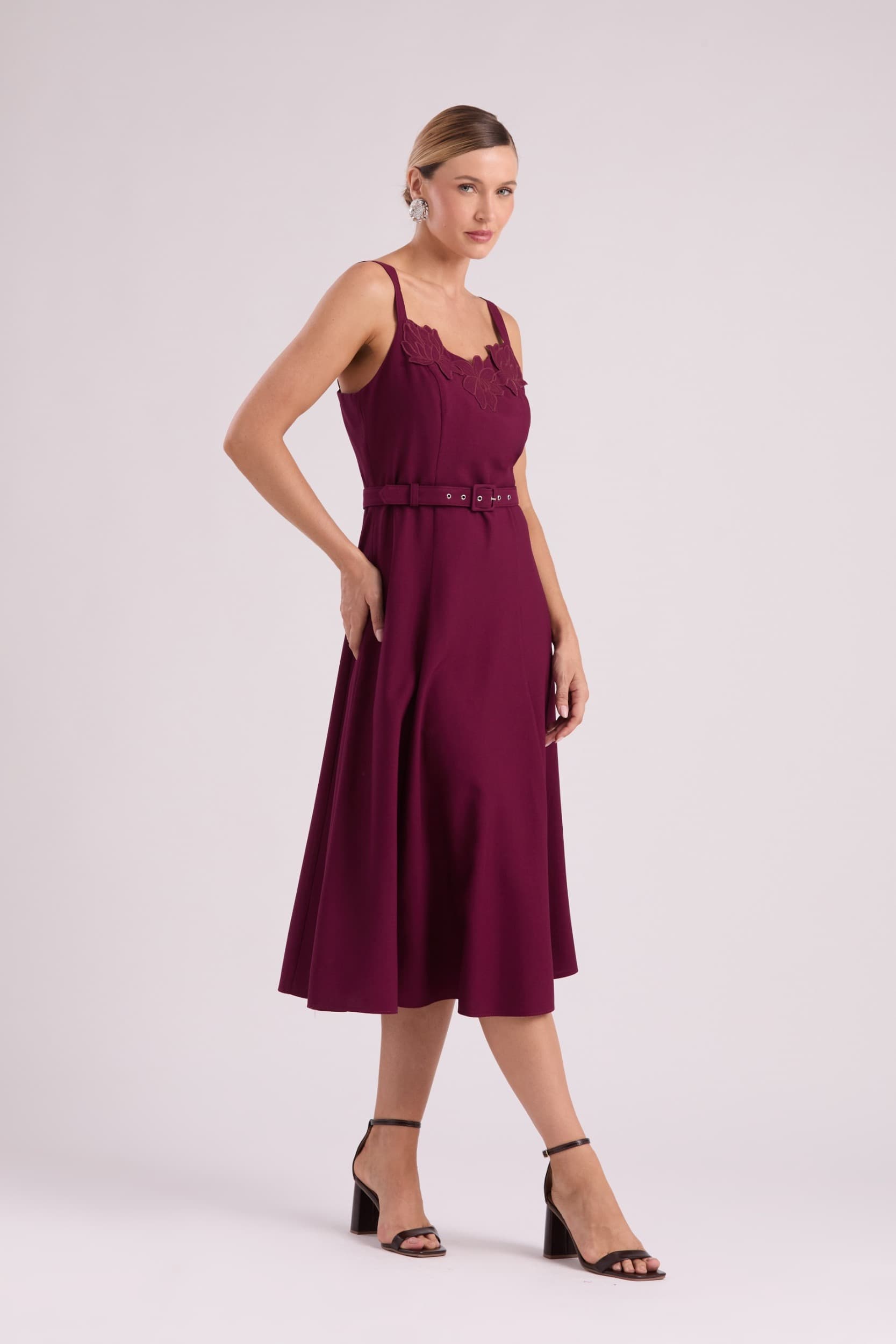 VESTIDO MIDI GODÊ COM BORDADO
