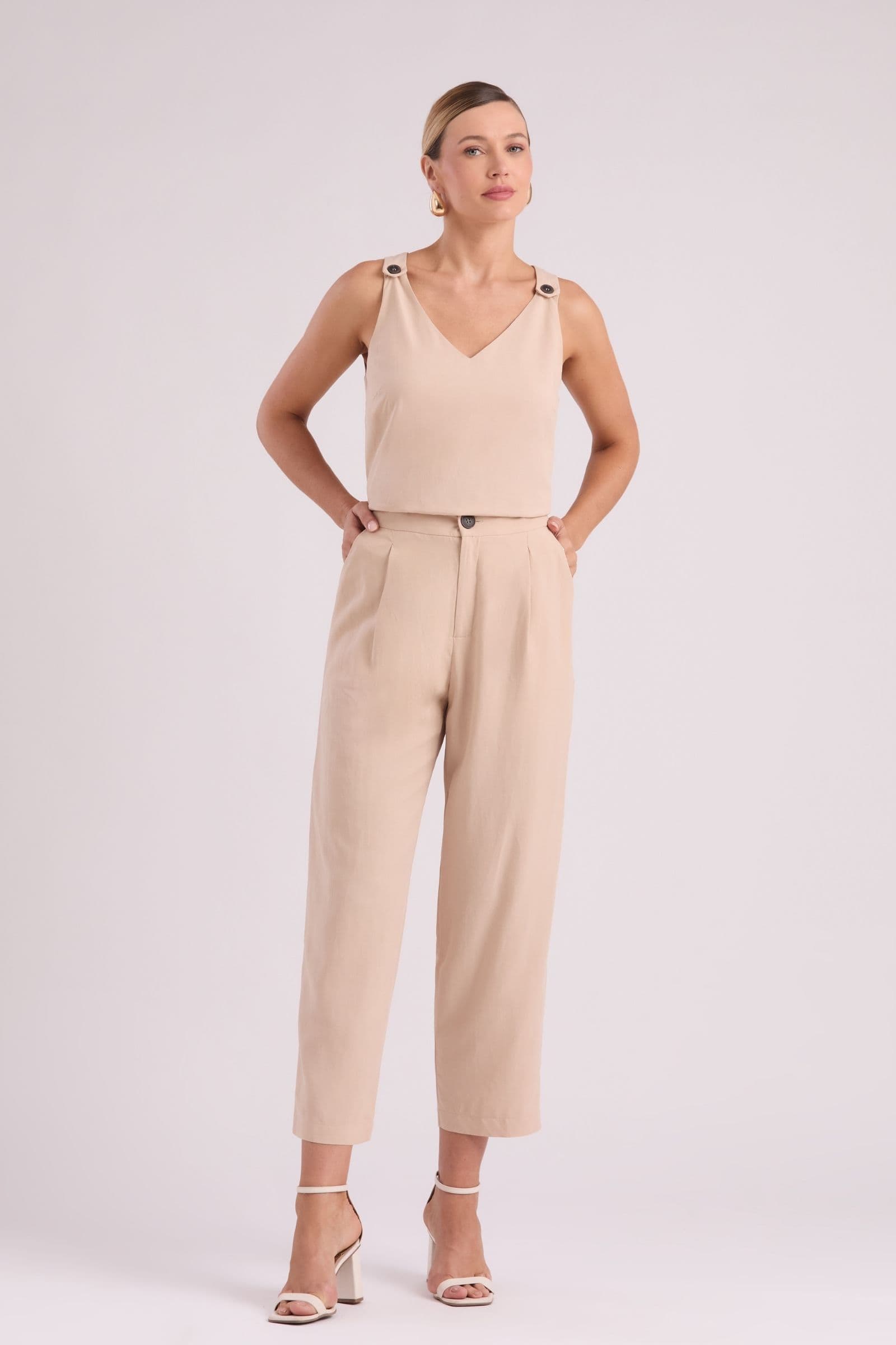 Conjunto em linho de regata com martingale e calça