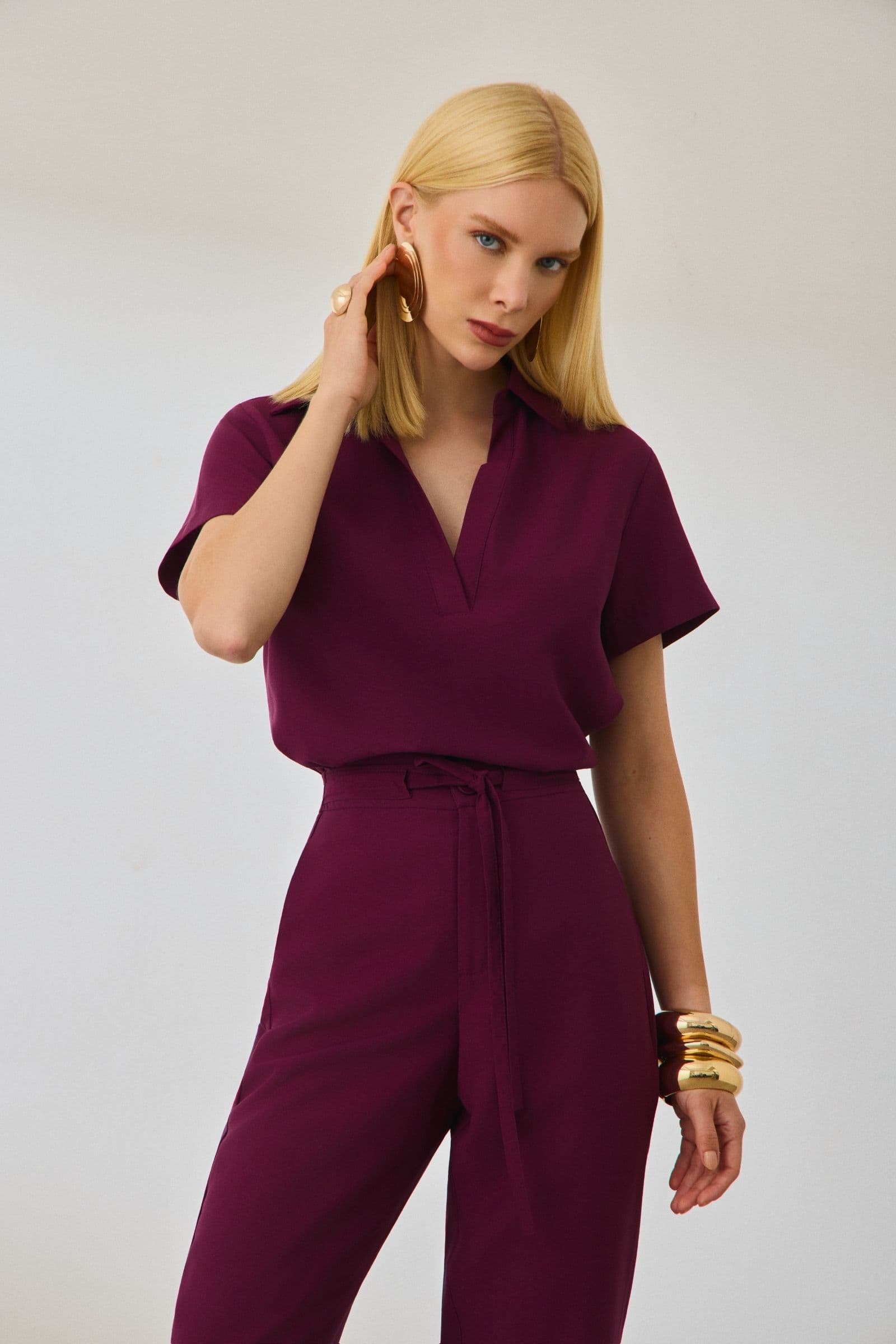 Conjunto blusa polo e calça cenoura