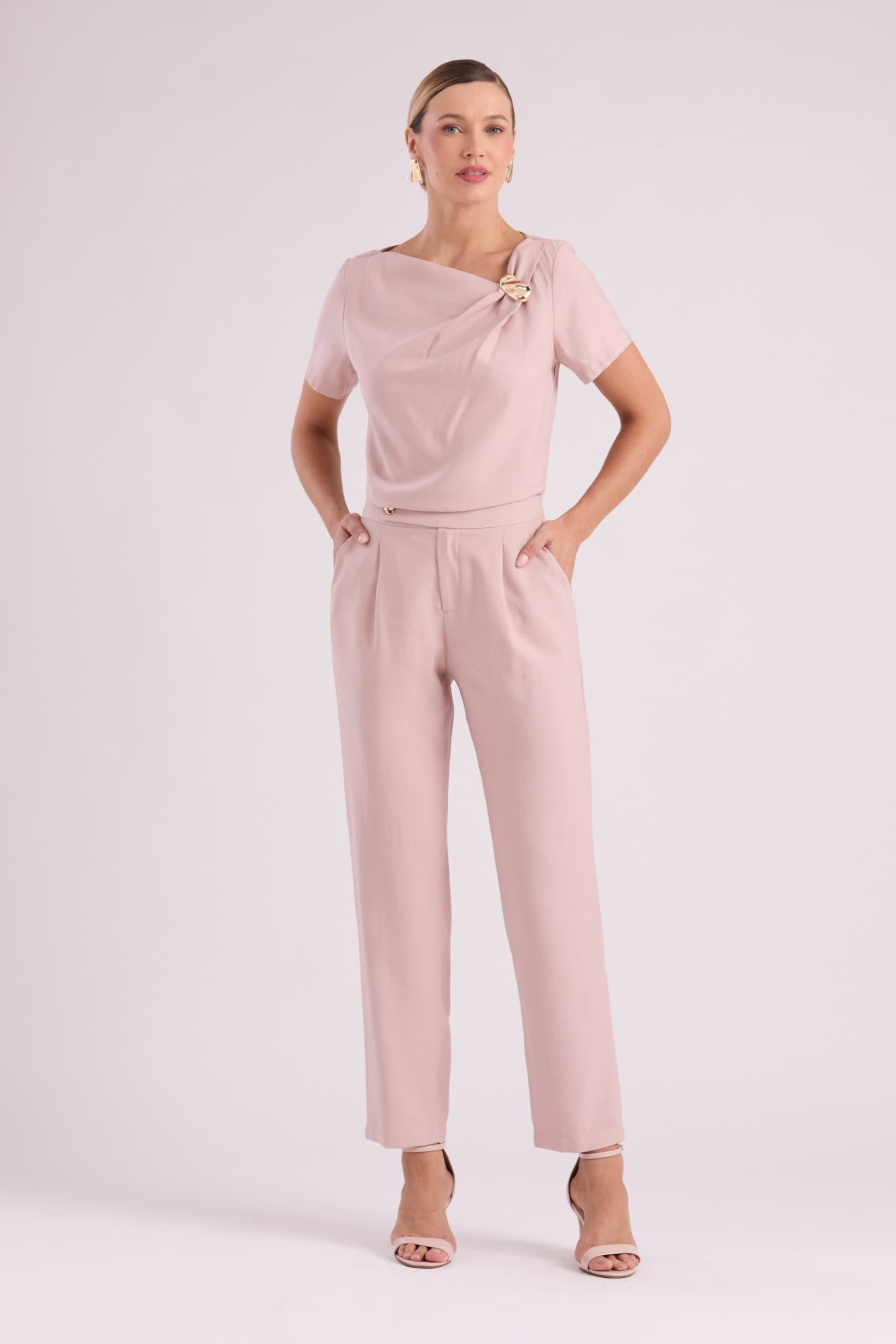 CONJUNTO DE BLUSA ASSIMÉTRICA COM FIVELA