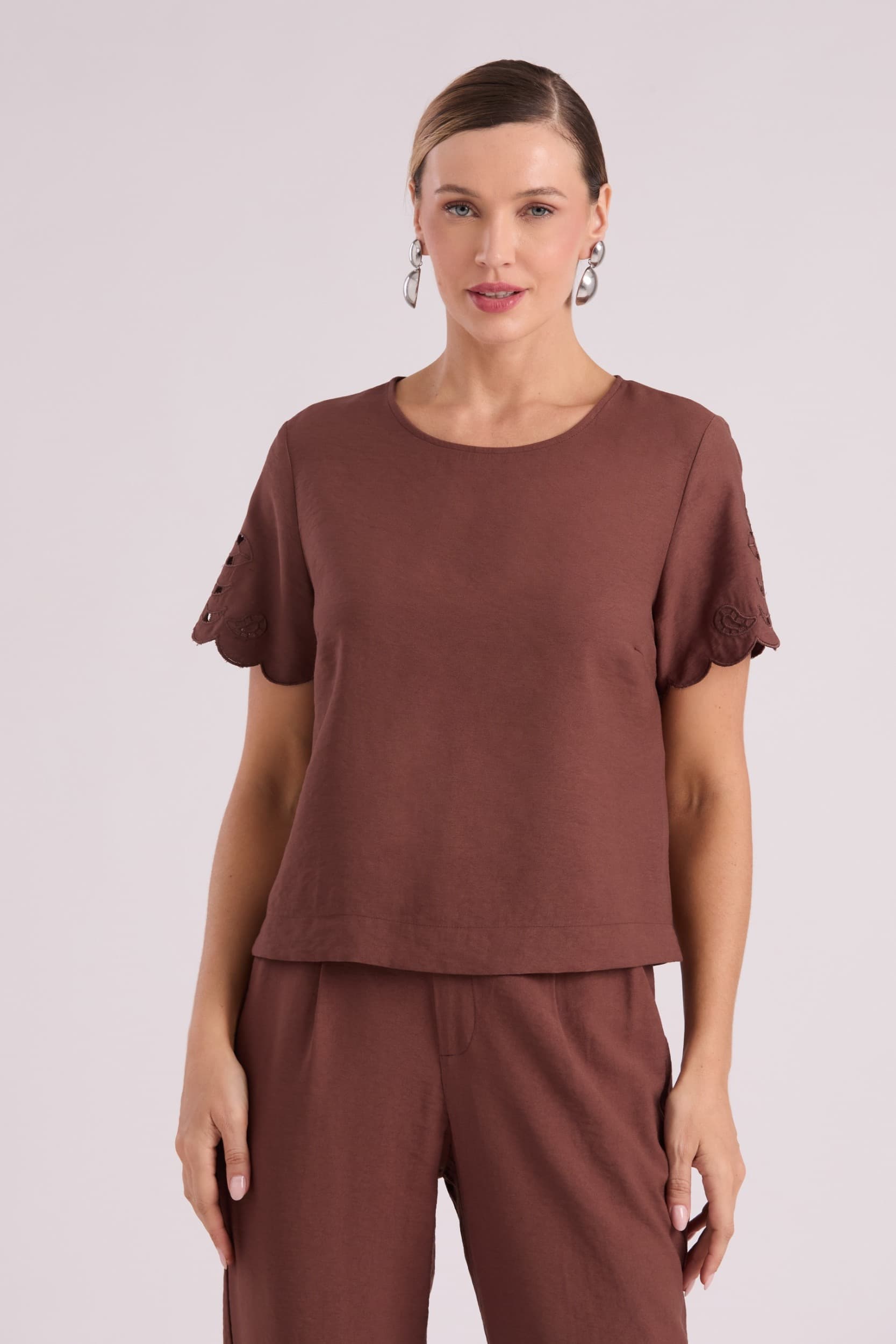 CONJUNTO DE BLUSA COM MANGA BORDADA E CALÇA