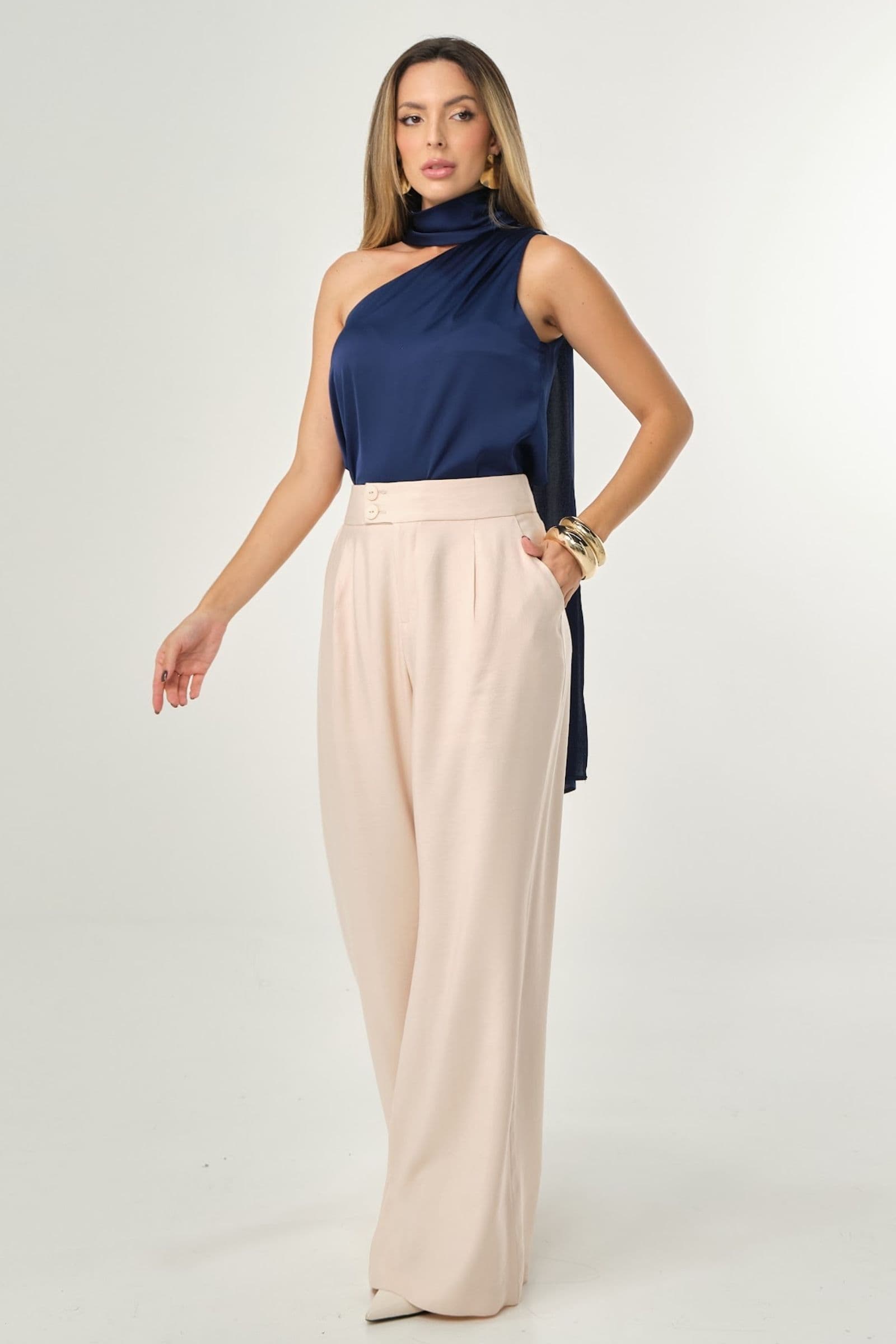 Blusa Acetinada Assimétrica De Gola Alta