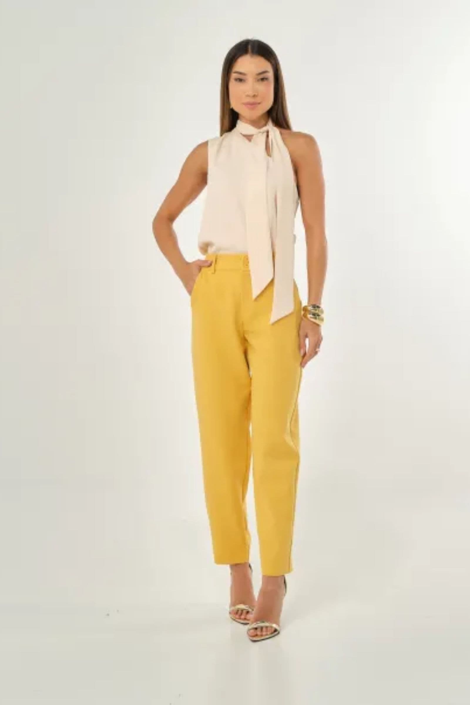 Calça cenoura em alfaiataria com bolso faca