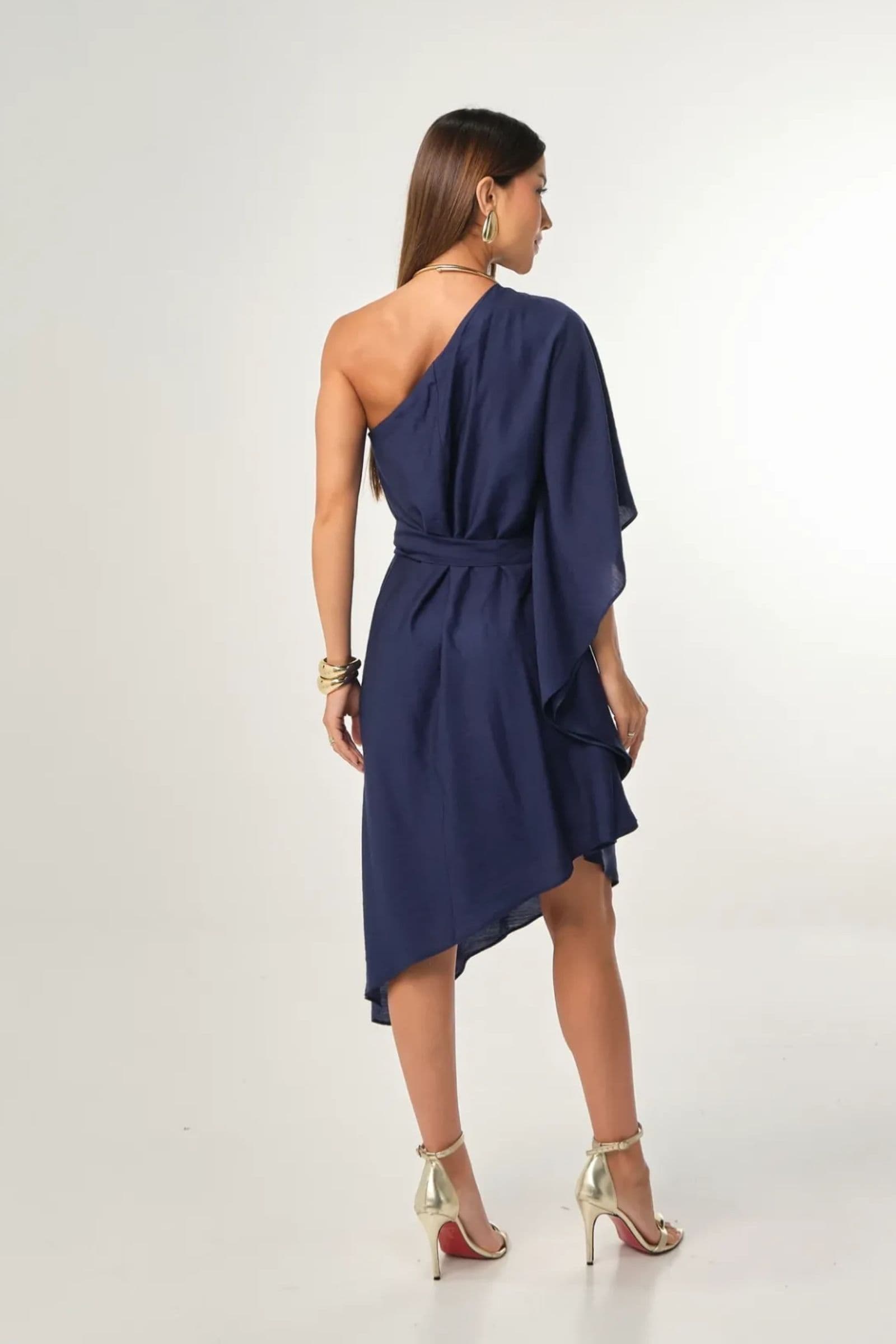 Vestido curto assimétrico com faixa