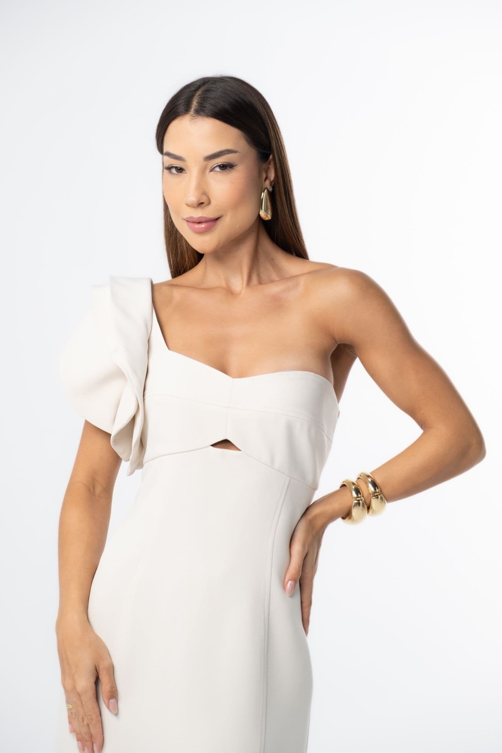 Vestido midi assimétrico com babados no ombro