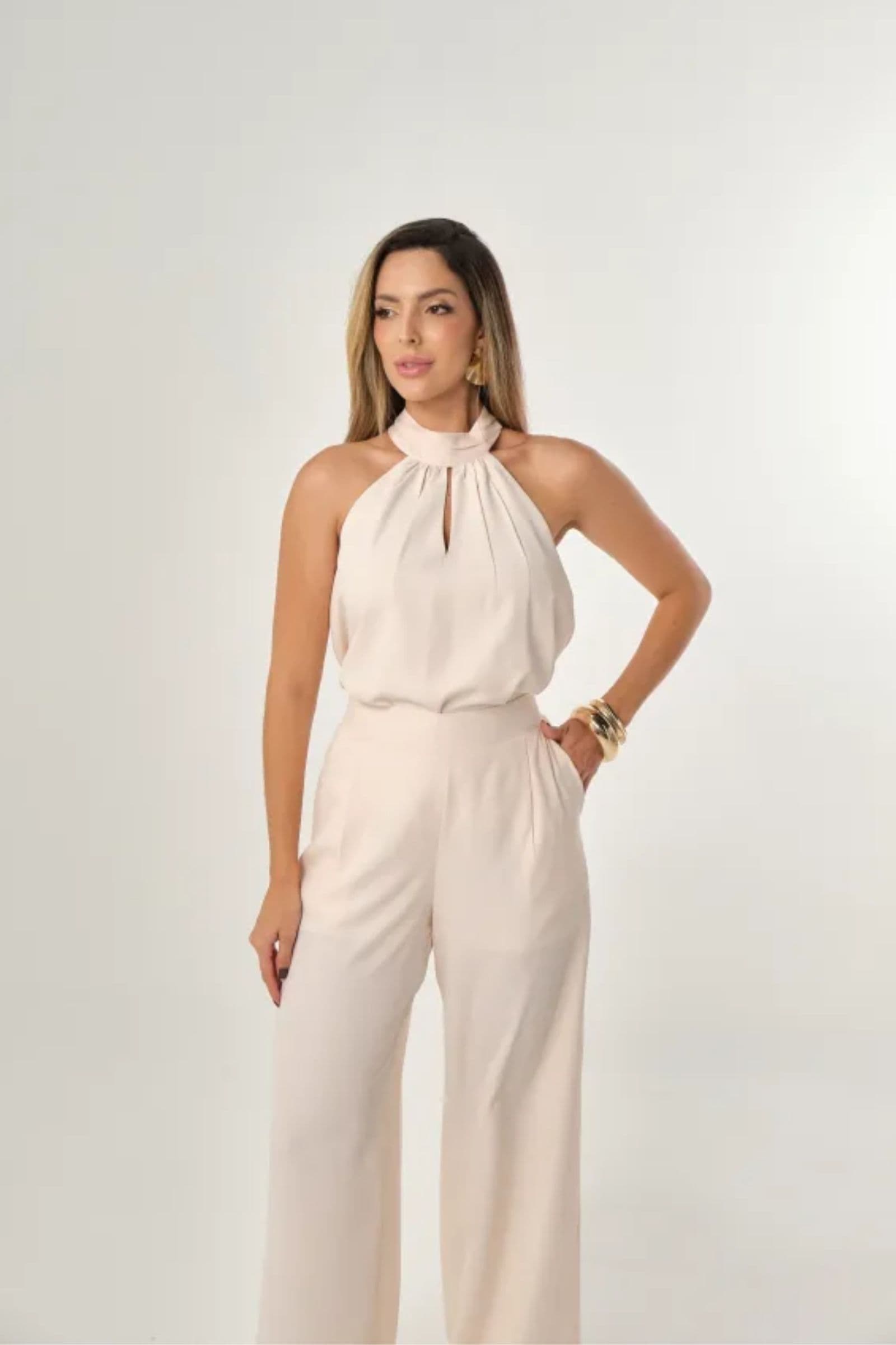 Conjunto em crepe de blusa halter neck e pantalona