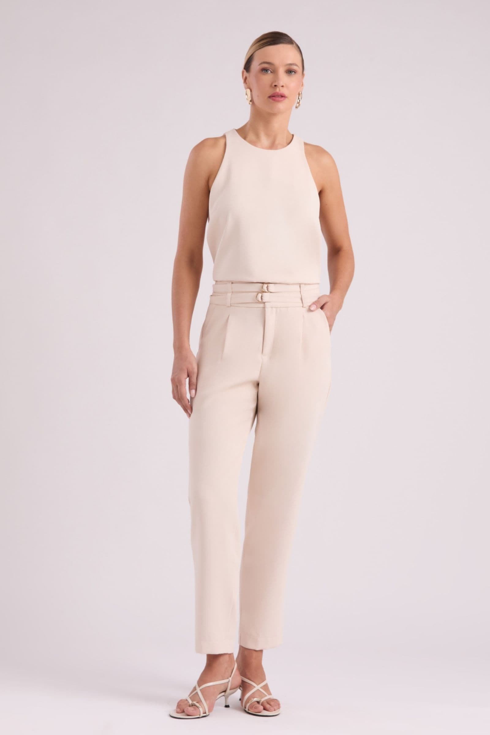 Conjunto em alfaiataria de regata e calça com cinto duplo