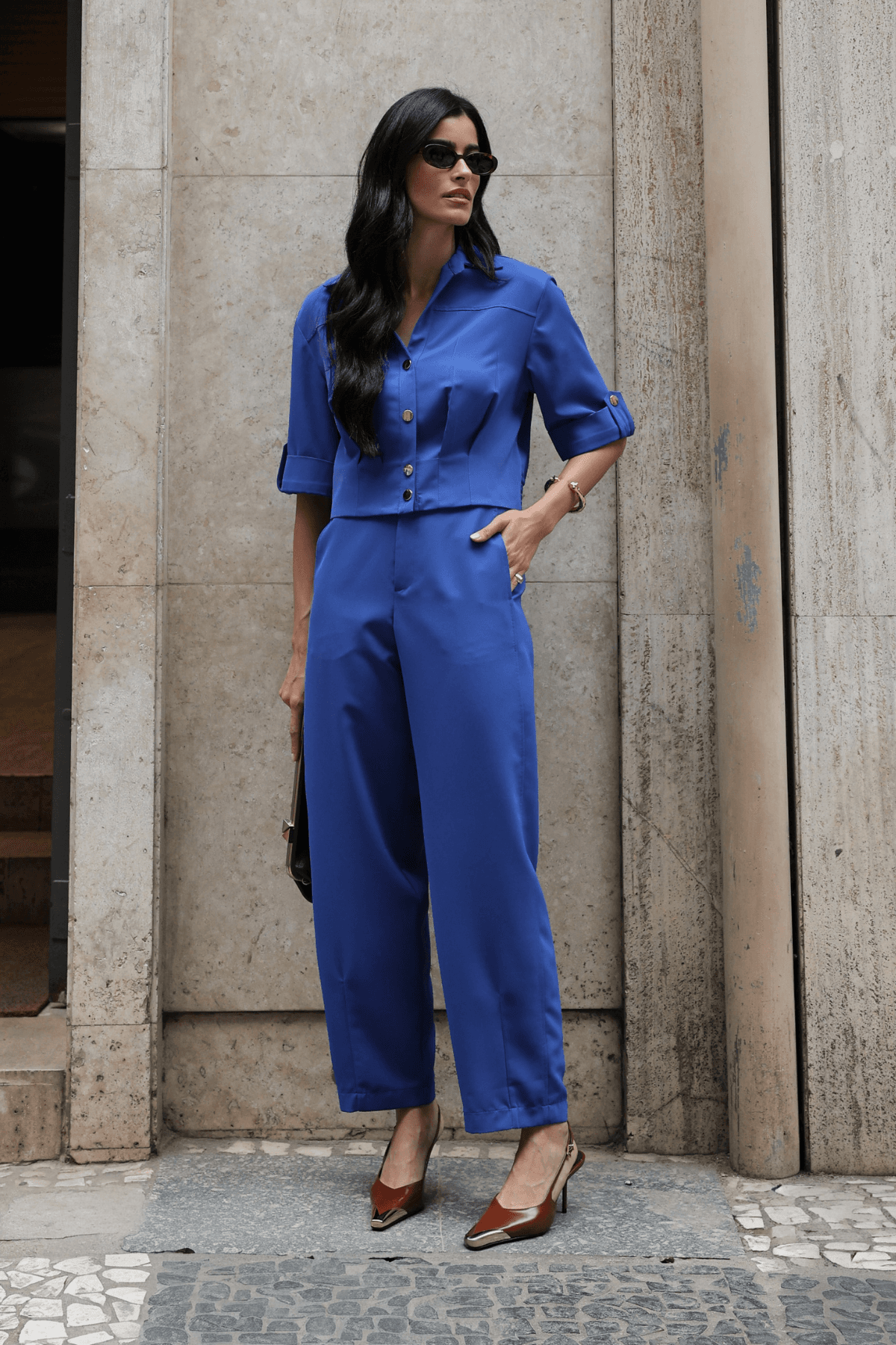 CONJUNTO DE CAMISA COM DRAPEADOS E CALÇA COM RECORTES